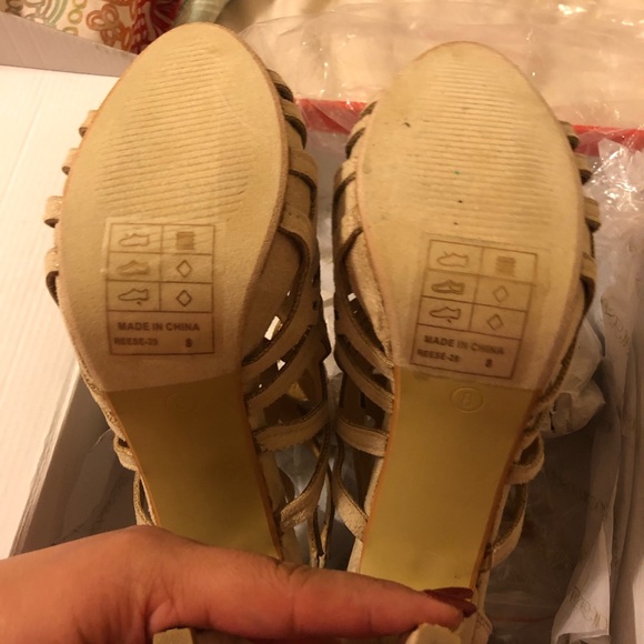Tan heels - Picture 3 of 5